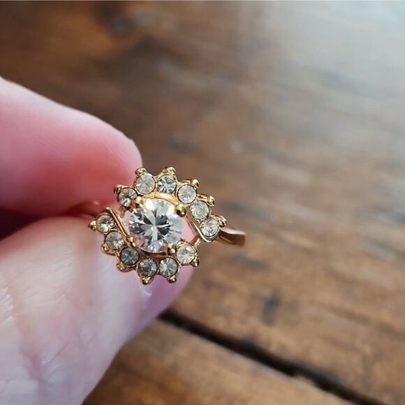 14 K gold- plated cubic wedding/ engagement zirconia ring in size 8 NWT Classic - Picture 4 of 10